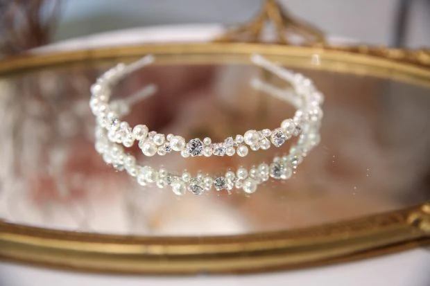 Golden Harmony Headband – A Symphony of Elegance and Grace